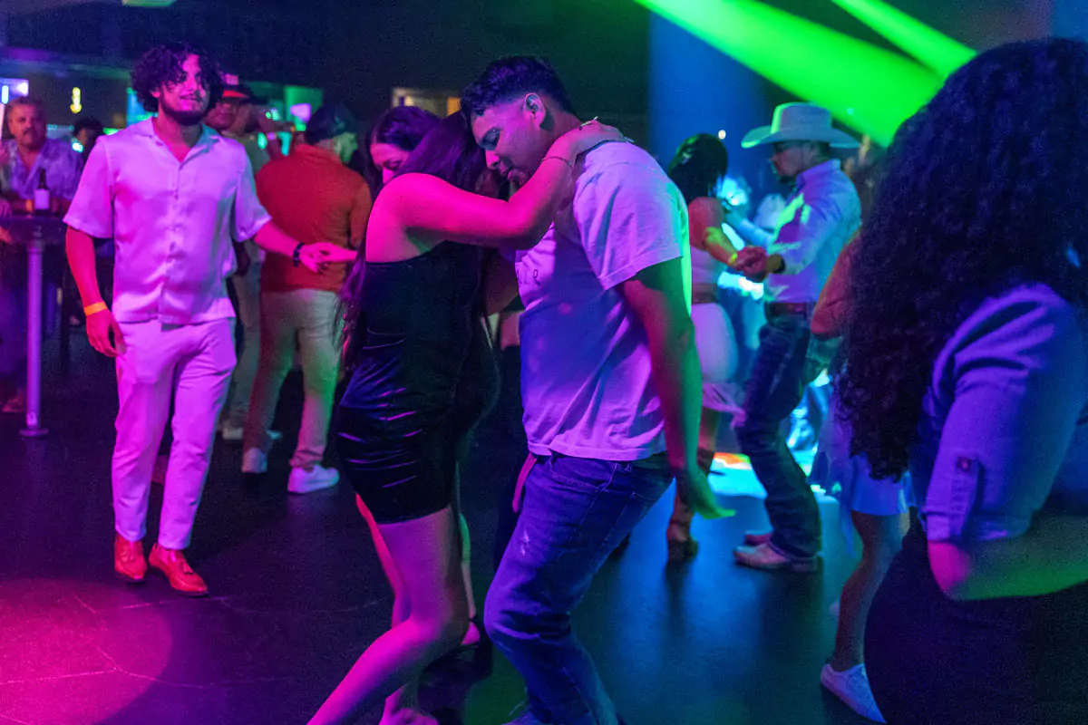 Bailando cumbia en Arriba la Vida, club latino en Houston