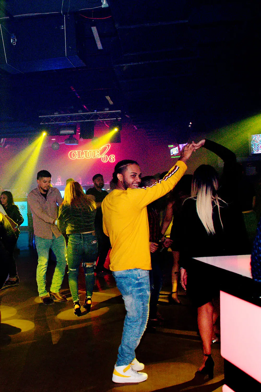 Salsa y bachata en Houston: noches latinas en Club 06