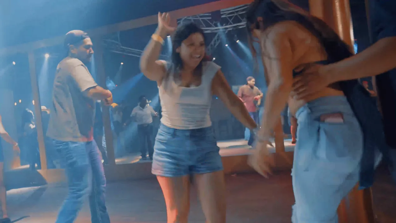Gente bailando música norteña en Arriba el Norte, Escapade 2001 Houston