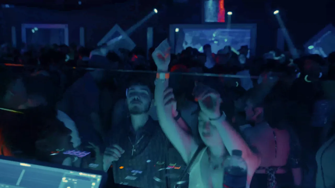 Dónde bailar reggaetón en Houston: música urbana en Club 06, Escapade 2001