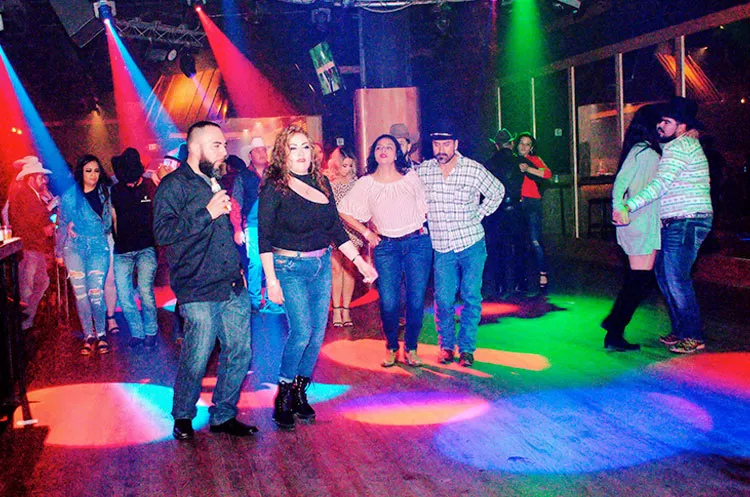 Parejas bailando huapangos norteños en Escapade Houston